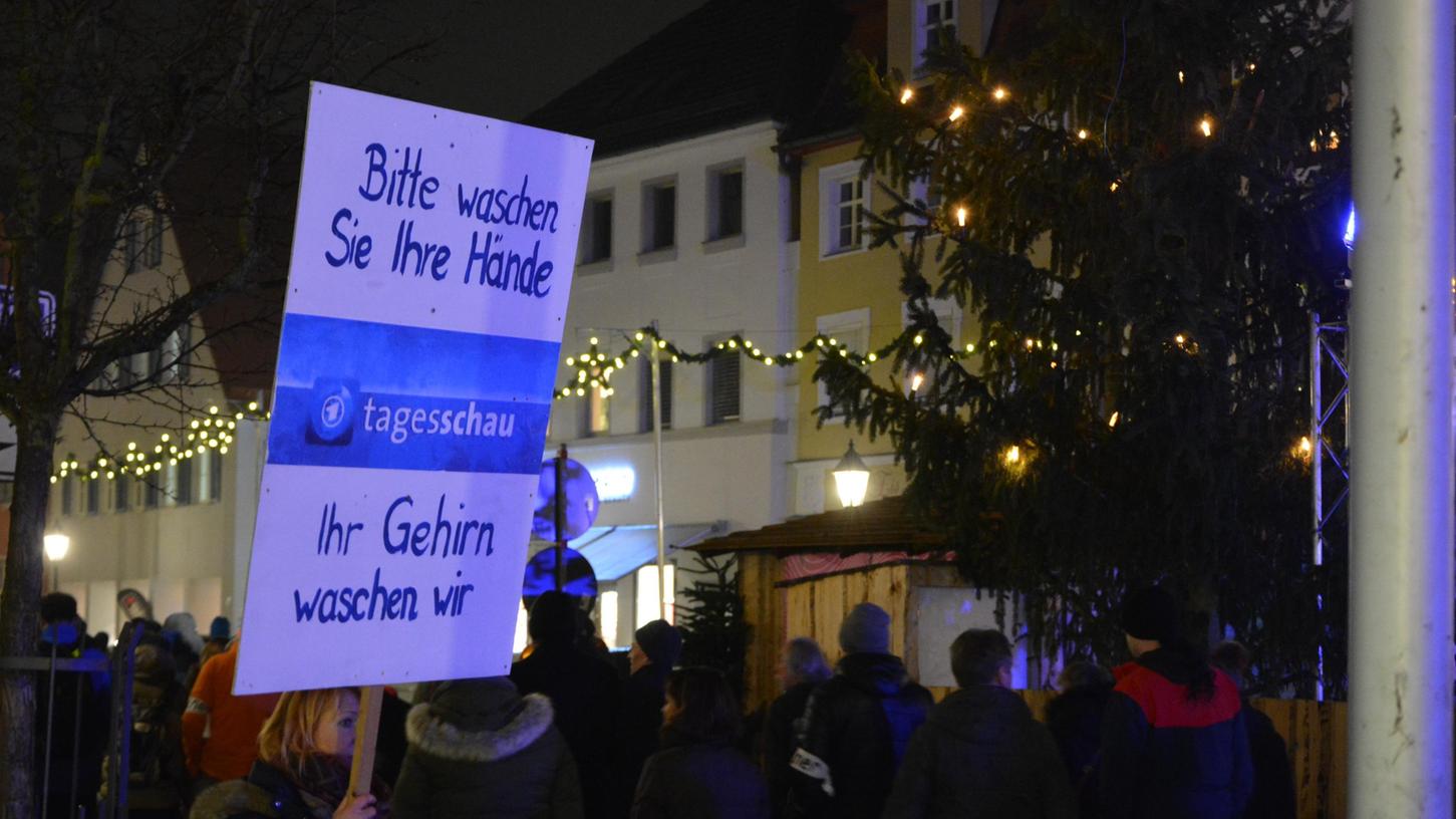 Die überzeugten Corona-Gegner gehen auch im Landkreis auf die Straße und sind sichtbar. Eine Resolution will nun zeigen, dass die Kritiker in der Minderheit sind. Über 2500 Menschen haben schon unterschrieben.
Die überzeugten Corona-Gegner gehen auch im Landkreis auf die Straße und sind sichtbar. Eine Resolution will nun zeigen, dass die Kritiker in der Minderheit sind. Über 2500 Menschen haben schon unterschrieben.