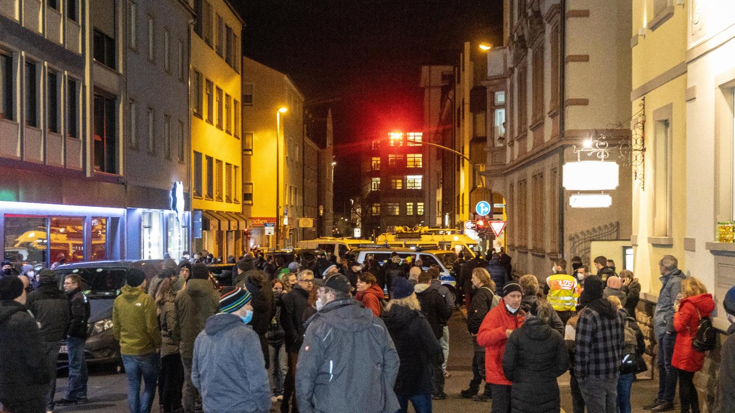 Aufgeheizte Stimmung: Auch zum Jahresanfang versammelten sich in Schweinfurt Hunderte, um gegen die Corona-Politik zu demonstrieren. Trotz Verbots zogen sie durch die Stadt.