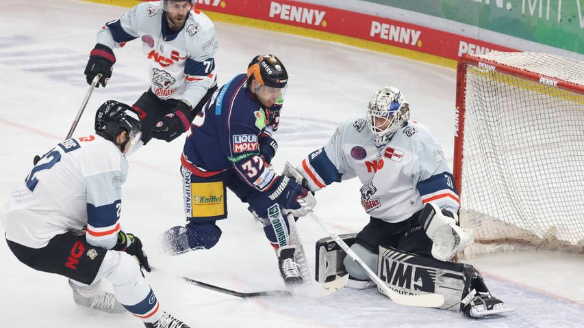 Im Mittelpunkt: Niklas Treutle stoppt hier Kevin Clark.
Im Mittelpunkt: Niklas Treutle stoppt hier Kevin Clark.