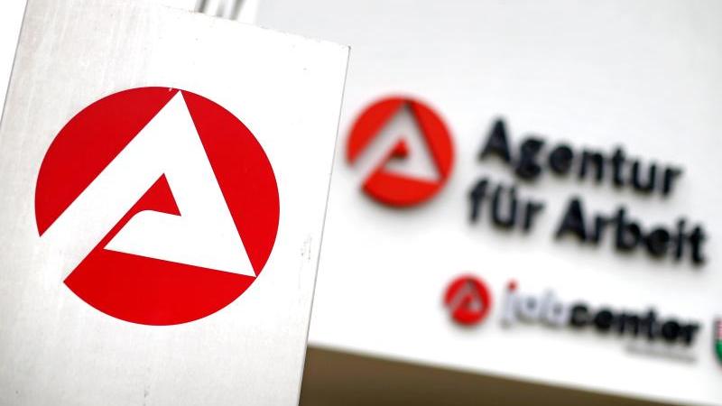 Für Hartz IV-Empfänger gibt es Geld für Schulbücher. Für Hartz IV-Empfänger gibt es Geld für Schulbücher.