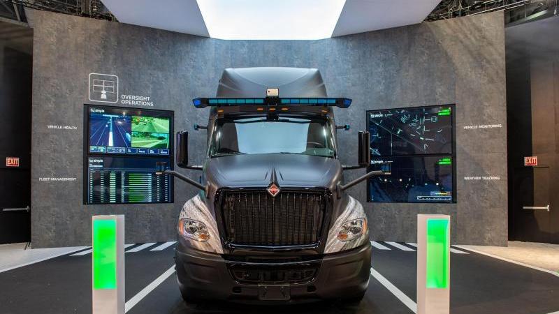 Die Firma TuSimple zeigt einen selbstfahrenden Sattelschlepper auf der Technik-Messe CES in Las Vegas. Die Firma TuSimple zeigt einen selbstfahrenden Sattelschlepper auf der Technik-Messe CES in Las Vegas.