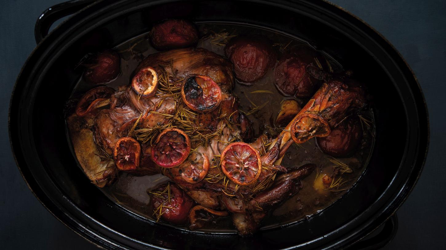 Zum Lammbraten, heißt es im Kochbuch, werden am besten Rosmarinkartoffeln serviert.
Zum Lammbraten, heißt es im Kochbuch, werden am besten Rosmarinkartoffeln serviert.