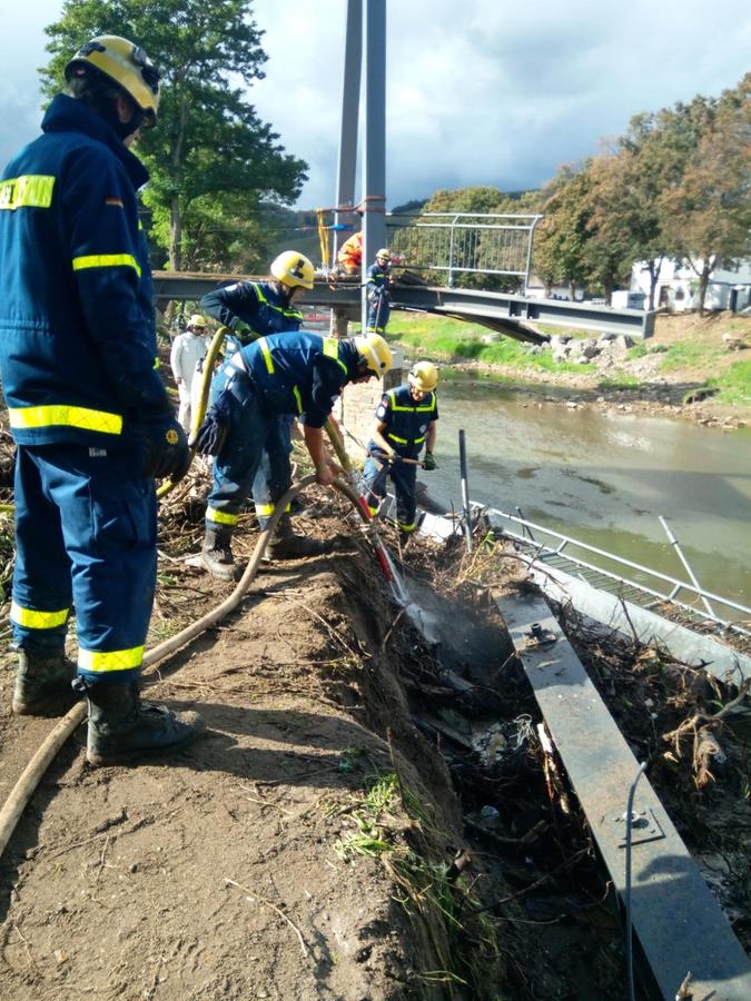 Diese zerstörte Brücke über die Ahr musste demontiert werden. Daran wirkten THW-Aktive aus Gunzenhausen mit.
Diese zerstörte Brücke über die Ahr musste demontiert werden. Daran wirkten THW-Aktive aus Gunzenhausen mit.