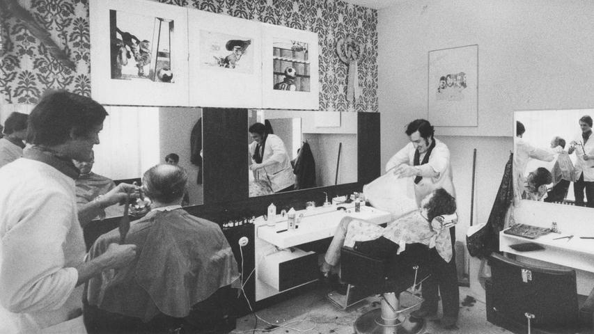 Nur wenige Langhaarige im Sessel des Friseurs.Hier geht es zum Kalenderblatt vom  11. Januar 1972: Lange Haare machten viele "Figaros" bereits arbeitslos .