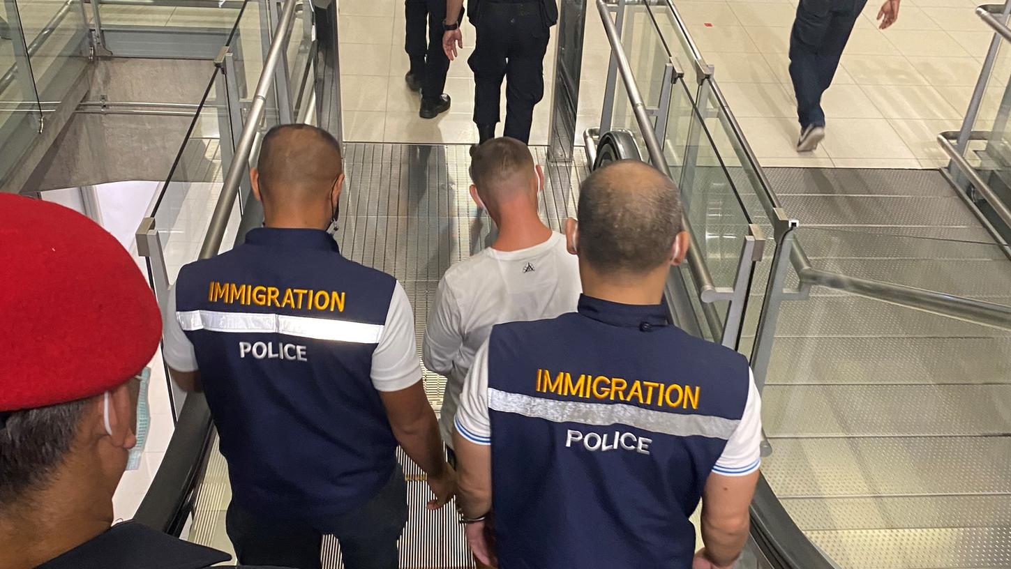 Vom Flieger direkt ins Gefängnis: Im Januar 2022 nahm die Polizei am Frankfurter Flughafen den mutmaßlichen Chef einer Drogenbande fest, die in Ansbach und München tonnenweise Drogen herstellten. Der Beschuldigte wurde nach Ansbach in die Justizvollzugsanstalt gebracht. Vom Flieger direkt ins Gefängnis: Im Januar 2022 nahm die Polizei am Frankfurter Flughafen den mutmaßlichen Chef einer Drogenbande fest, die in Ansbach und München tonnenweise Drogen herstellten. Der Beschuldigte wurde nach Ansbach in die Justizvollzugsanstalt gebracht.