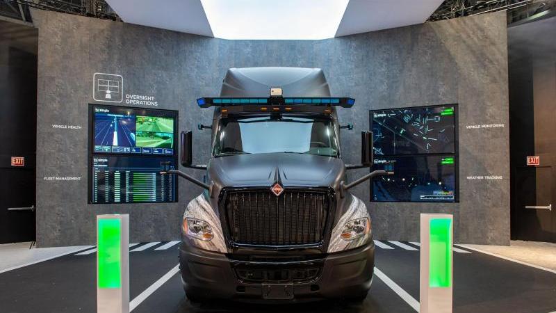 Die Firma TuSimple zeigt einen selbstfahrenden Sattelschlepper auf der Technik-Messe CES in Las Vegas. In der Corona-Pandemie stieg das Interesse am autonomen Güterverkehr.