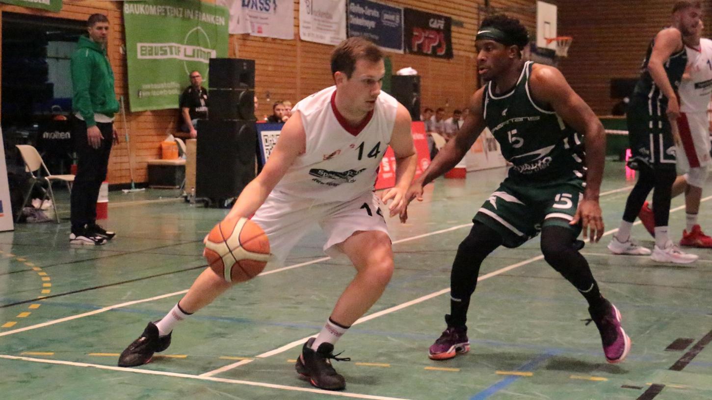 Florian Beierlein (links am Ball, hier bei einer Szene des Hinspiels gegen Rosenheims Jguwon Hogges) war einer der beiden Topscorer der VfL-Baskets im Auftaktspiel des neuen Jahres.