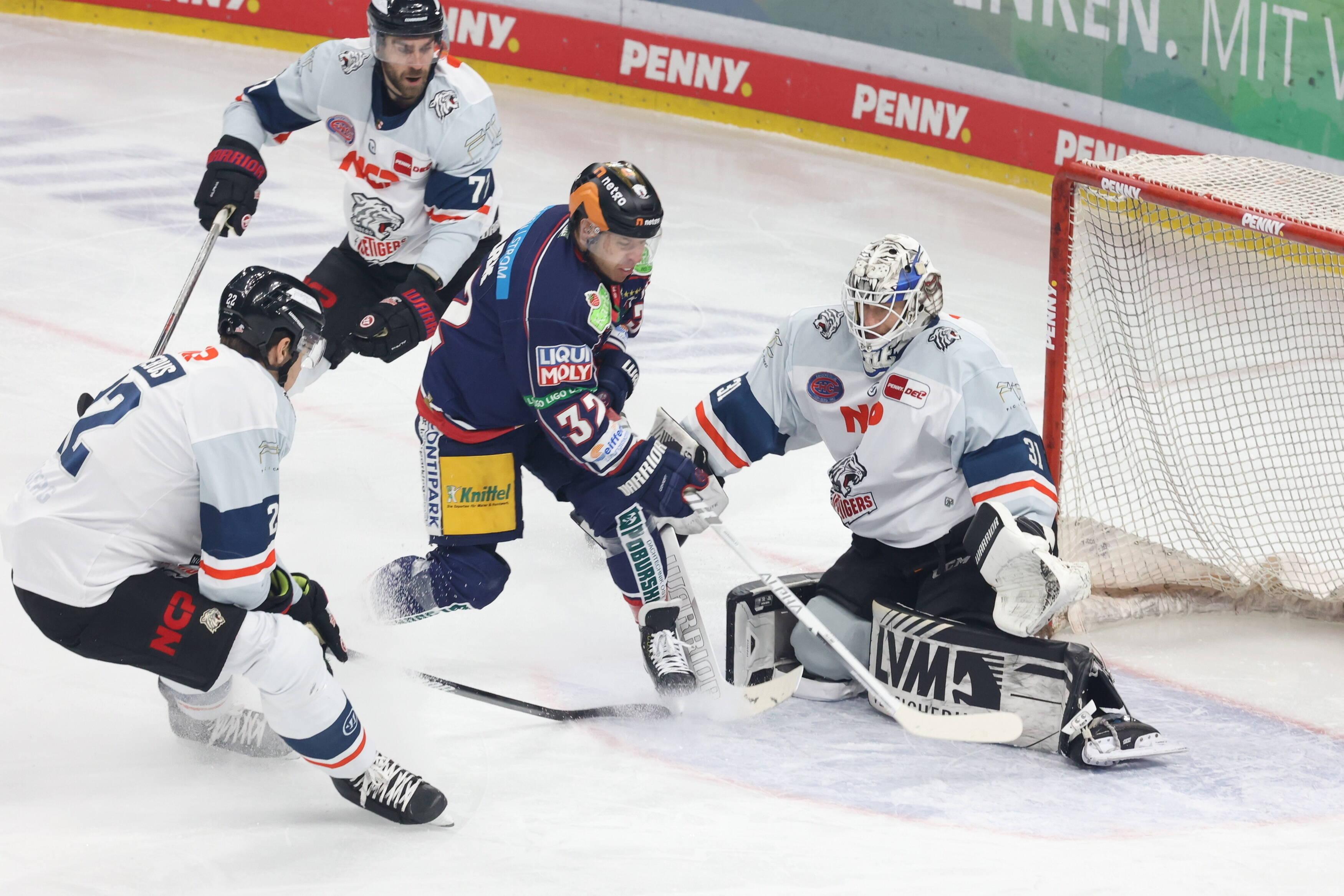 No way: An den Verteidigern der Ice Tigers hatte es Kevin Clark vorbeigeschafft, nicht aber an Niklas Treutle.
No way: An den Verteidigern der Ice Tigers hatte es Kevin Clark vorbeigeschafft, nicht aber an Niklas Treutle.