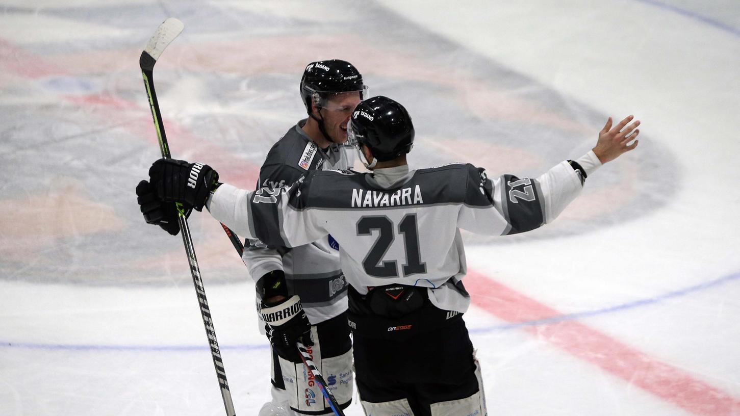 Als dreifacher Torschütze der Ice Dogs beim 5:3-Sieg in Freising durfte sich Roman Navarra (links) feiern lassen. Der Erfolg beim Kellerkind war hart erkämpft, erst ein Empty Net Goal in Unterzahl erlöste die Pegnitzer.
Als dreifacher Torschütze der Ice Dogs beim 5:3-Sieg in Freising durfte sich Roman Navarra (links) feiern lassen. Der Erfolg beim Kellerkind war hart erkämpft, erst ein Empty Net Goal in Unterzahl erlöste die Pegnitzer.