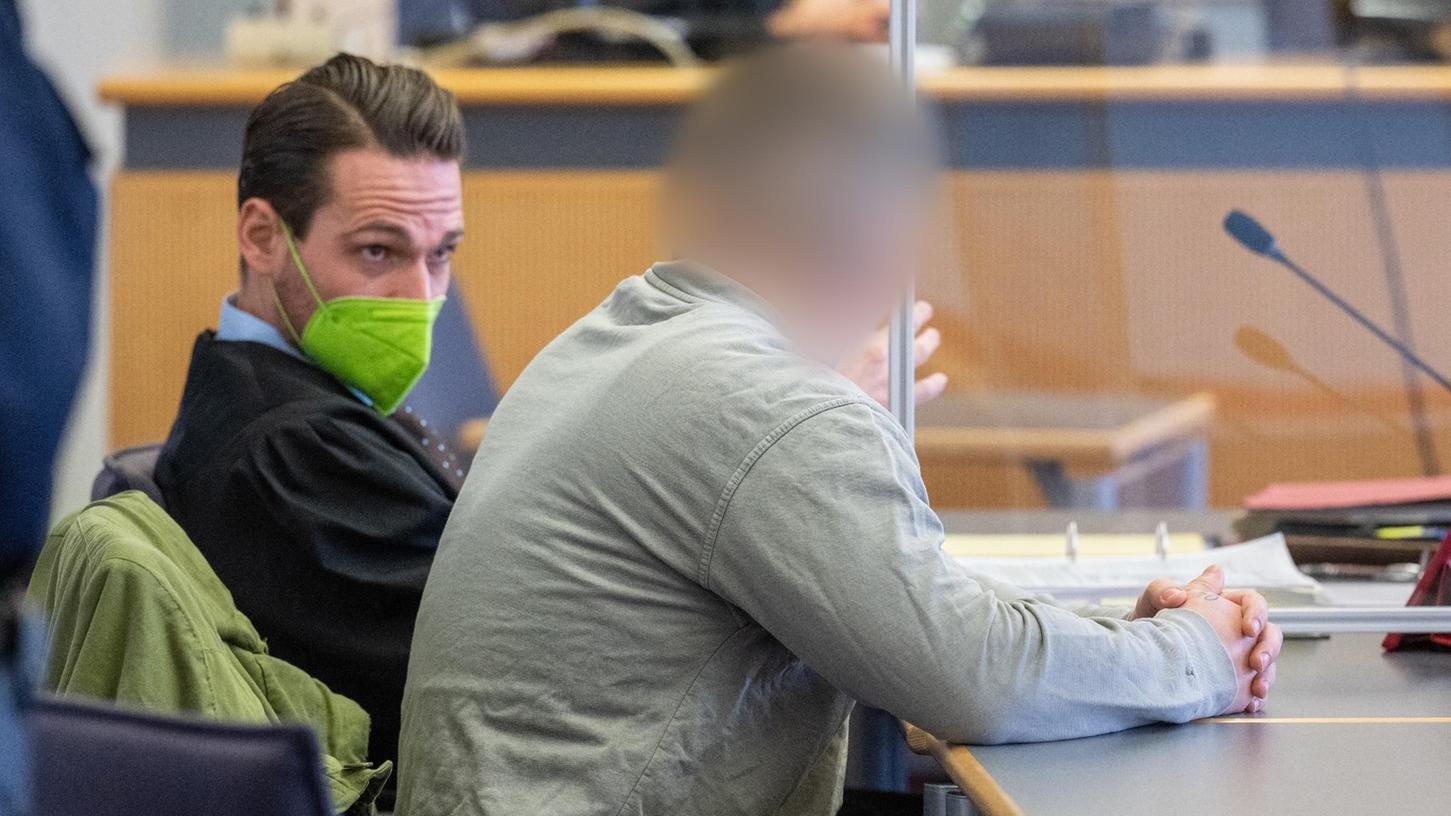 Am 10. Januar begann in Regensburg der Prozess gegen einen 32-Jährigen, der eine Frau mit Sexvideos erpresst haben soll.
Am 10. Januar begann in Regensburg der Prozess gegen einen 32-Jährigen, der eine Frau mit Sexvideos erpresst haben soll.