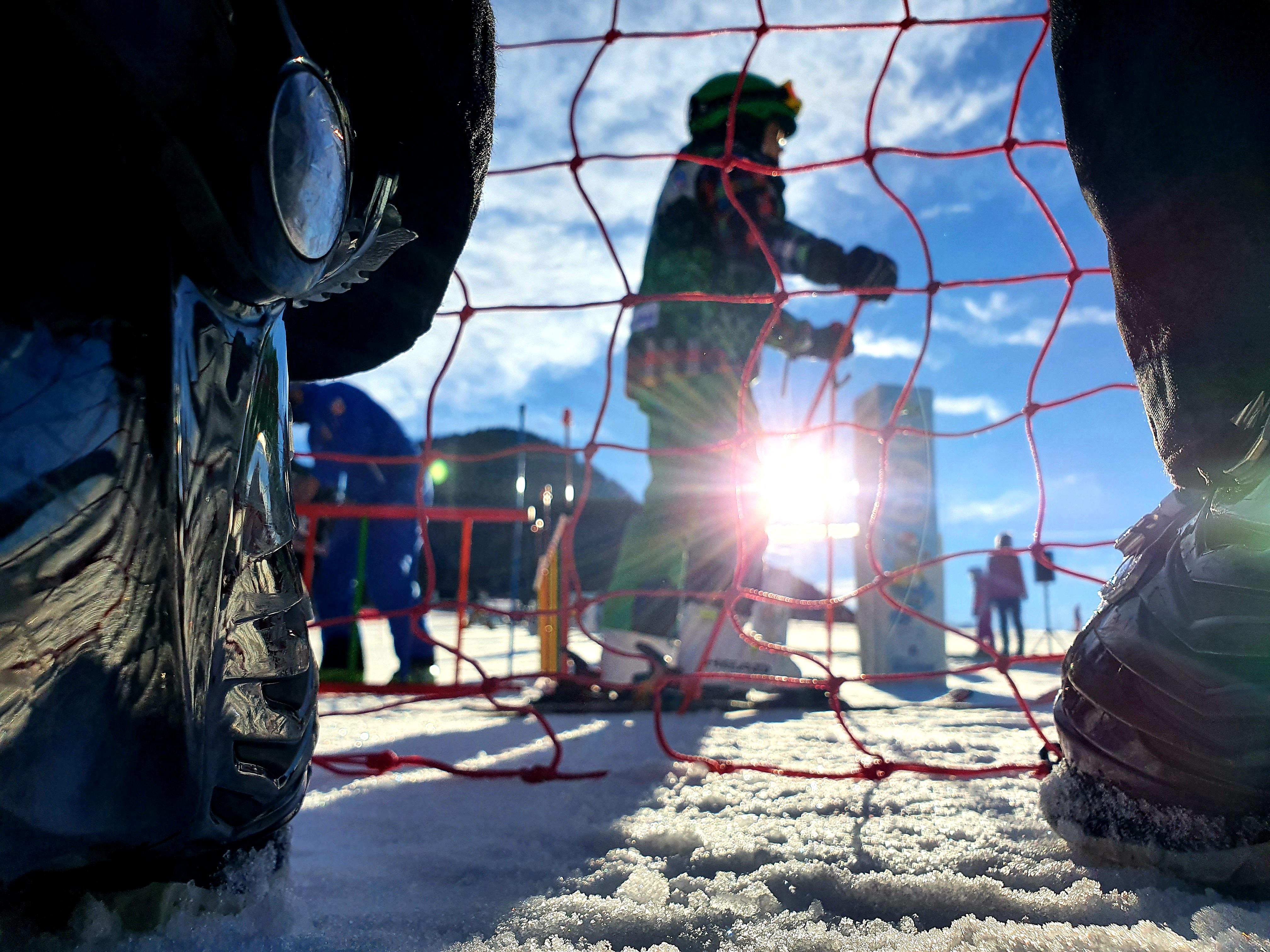 Gleich daneben haben die Skischulen ihren Treffpunkt und ihr Kinderland.