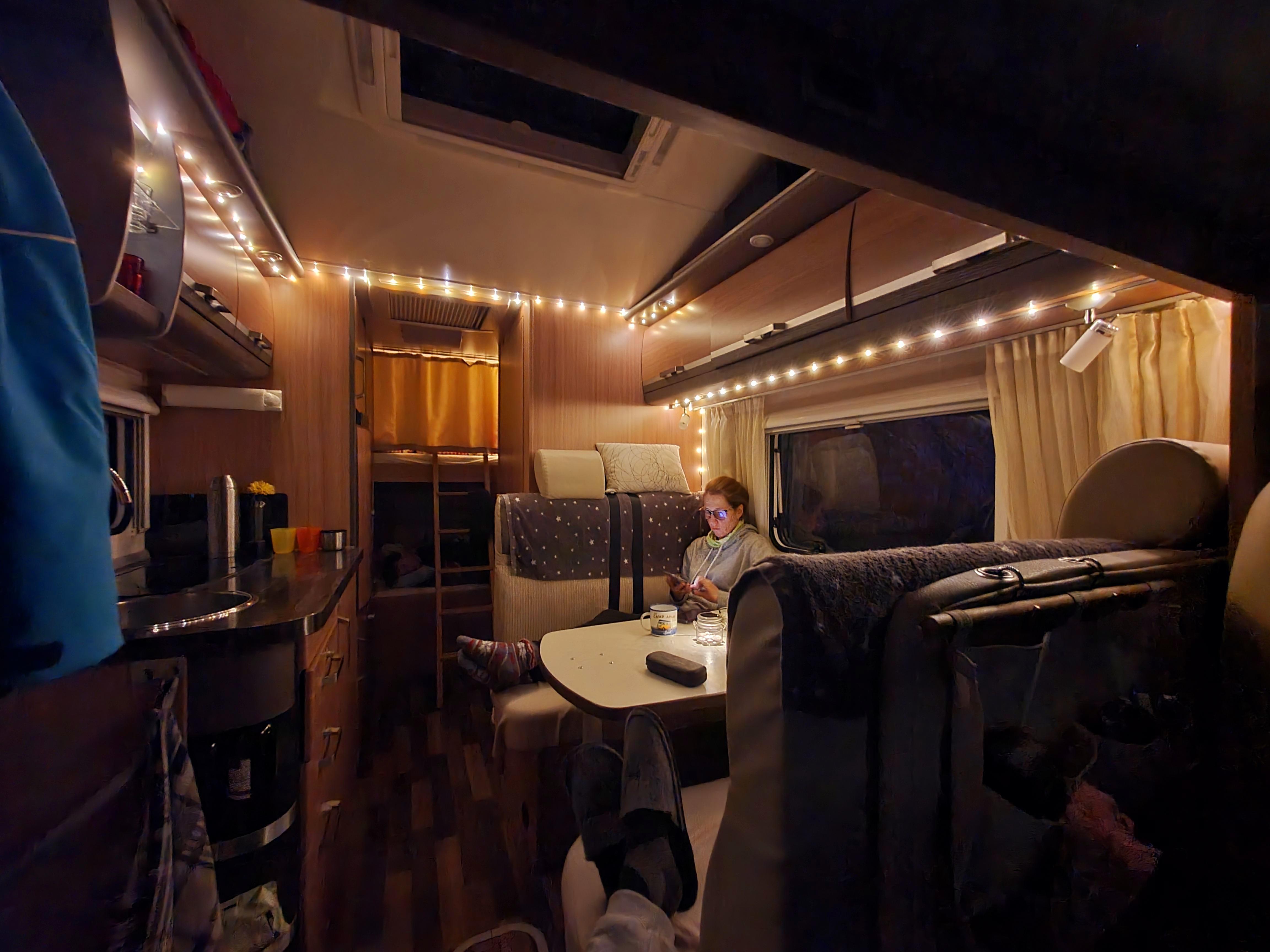 Gemütlich ist es im beheizten Wohnmobil. Am Eingang des Südtiroler Pustertals liegen hinter Mühlbach zwei vereinte Skigebiete, die völlig verschiedenen Charakter haben. Familien finden hier maximale Abwechslung, schnörkellos-gute Skischulen und unter anderem einen Wintercampingplatz direkt an der Piste. Wir haben uns für Sie ins Abenteuer gestürzt und zeigen die schönsten Fotos.