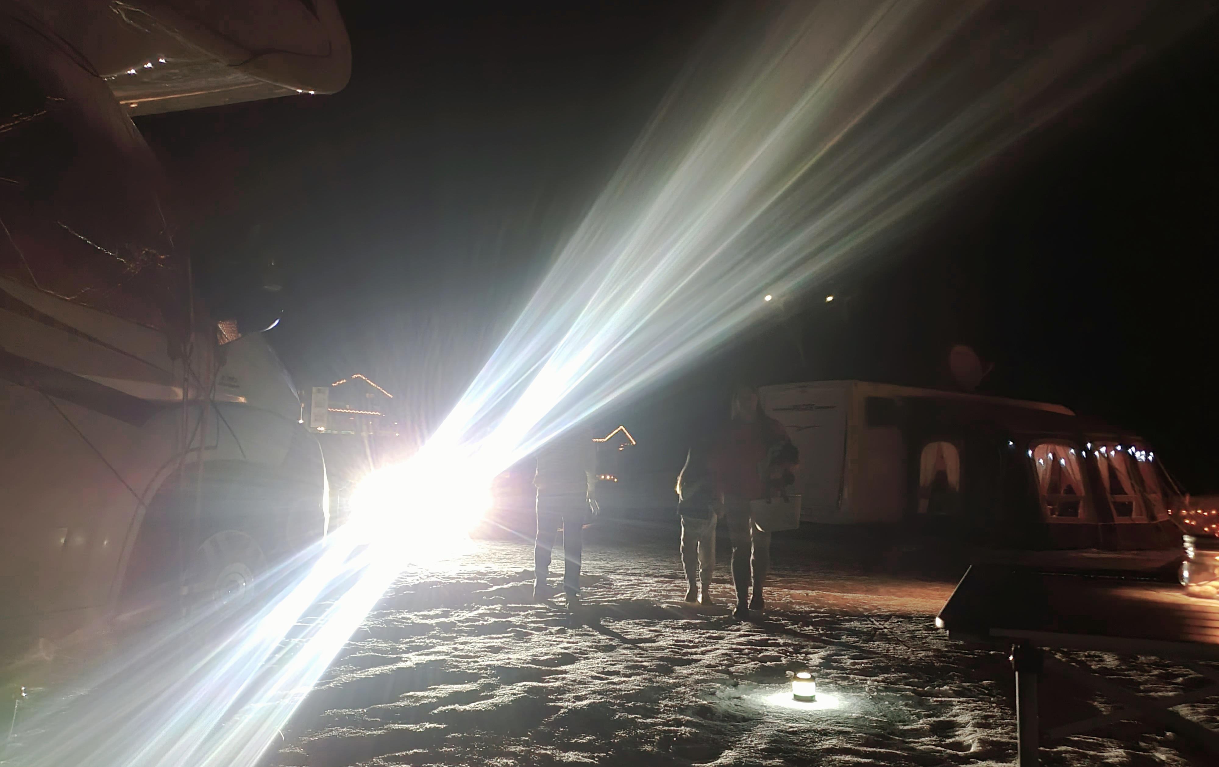 Derweil kommt der Rest der Familie vom Duschen zurück.