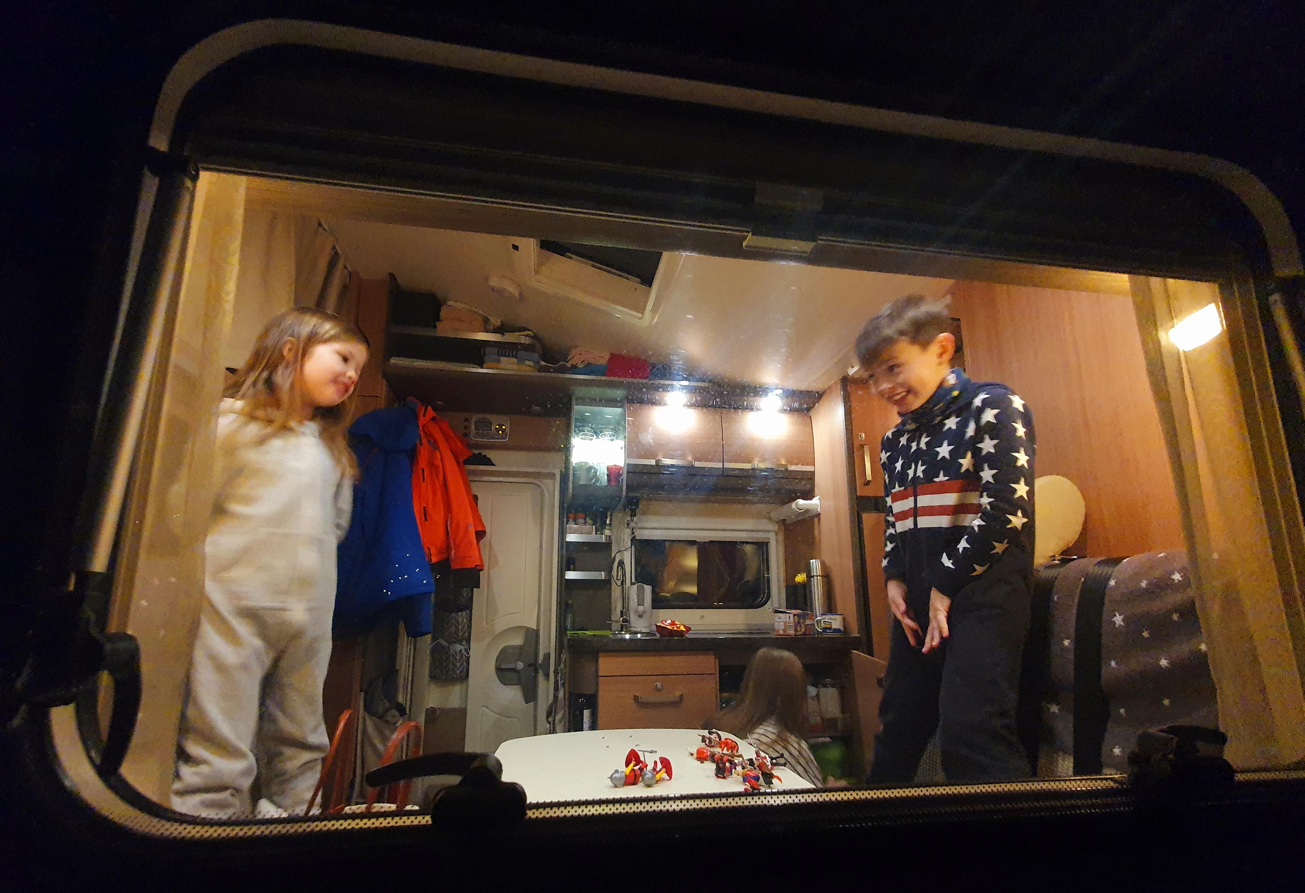 Im Wohnmobil turnen die Kleinen am Essplatz herum.
