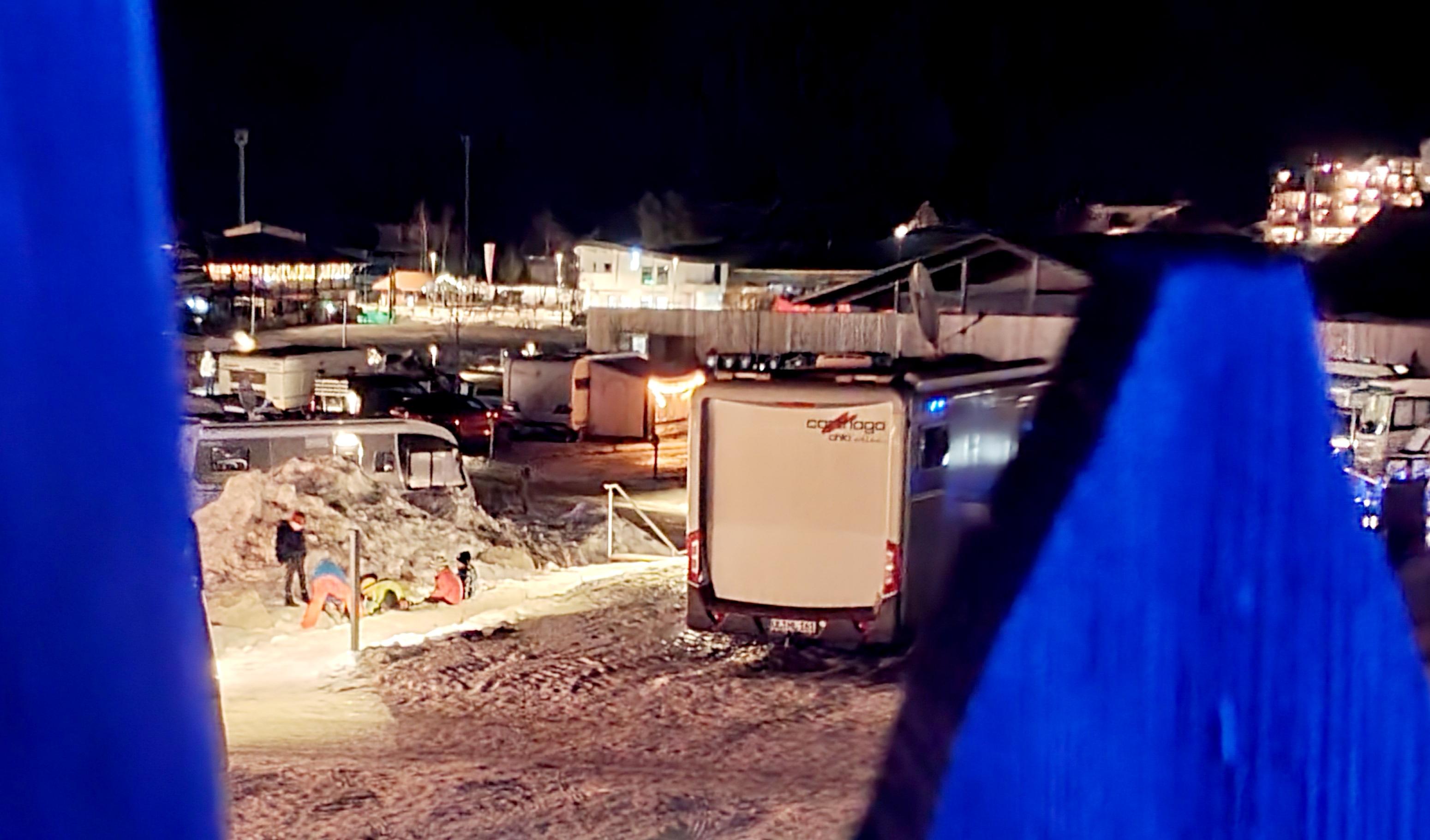 Blau leuchtet der Zaun - die Lampe erstrahlt die sanitären Anlagen wie Gas und Wasseranschluss an jedem Stellplatz.