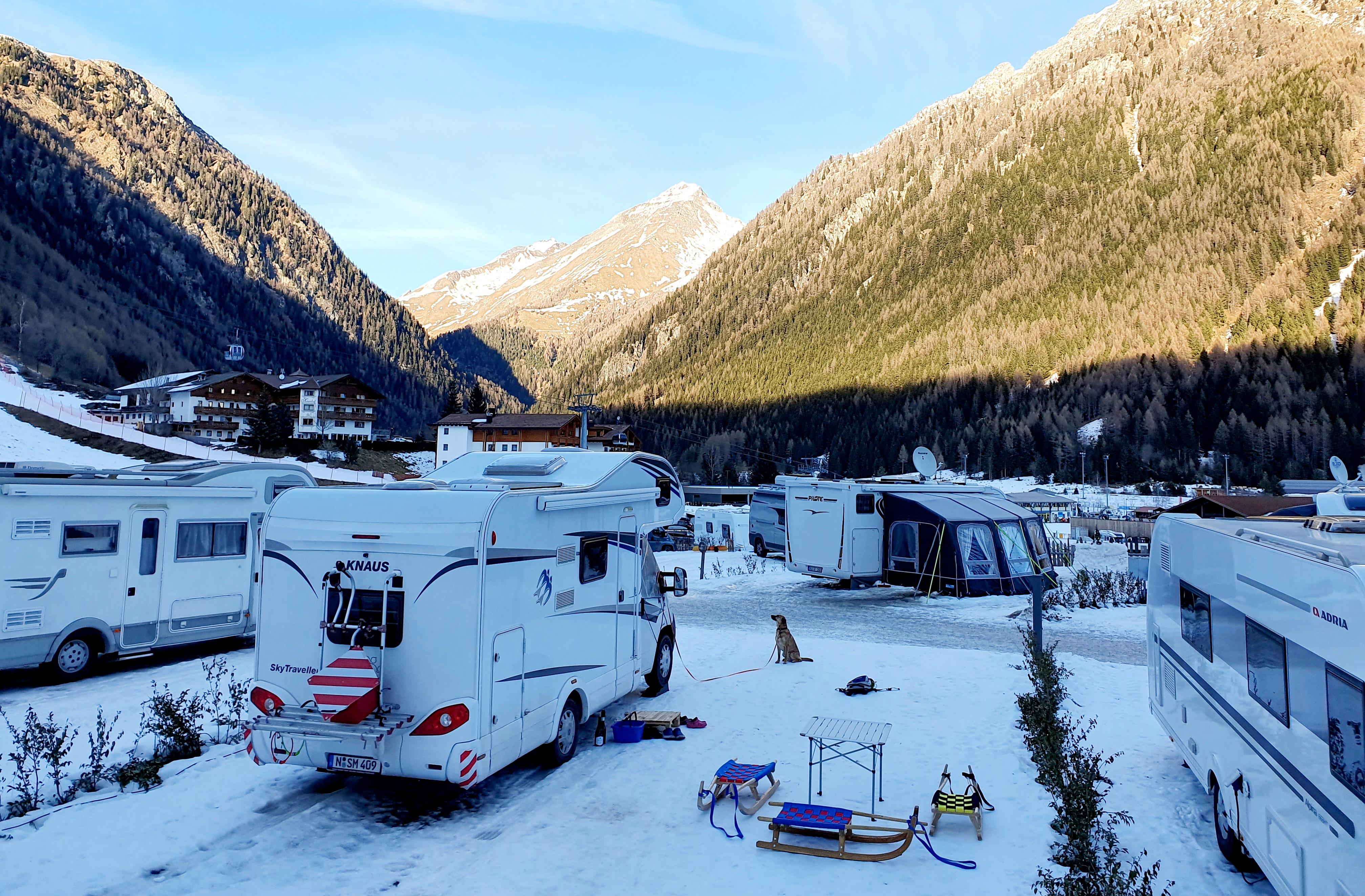 Gut eingerichtet haben sich diese Camper - sie haben ihre eigenen Rennrodel mitgebracht.