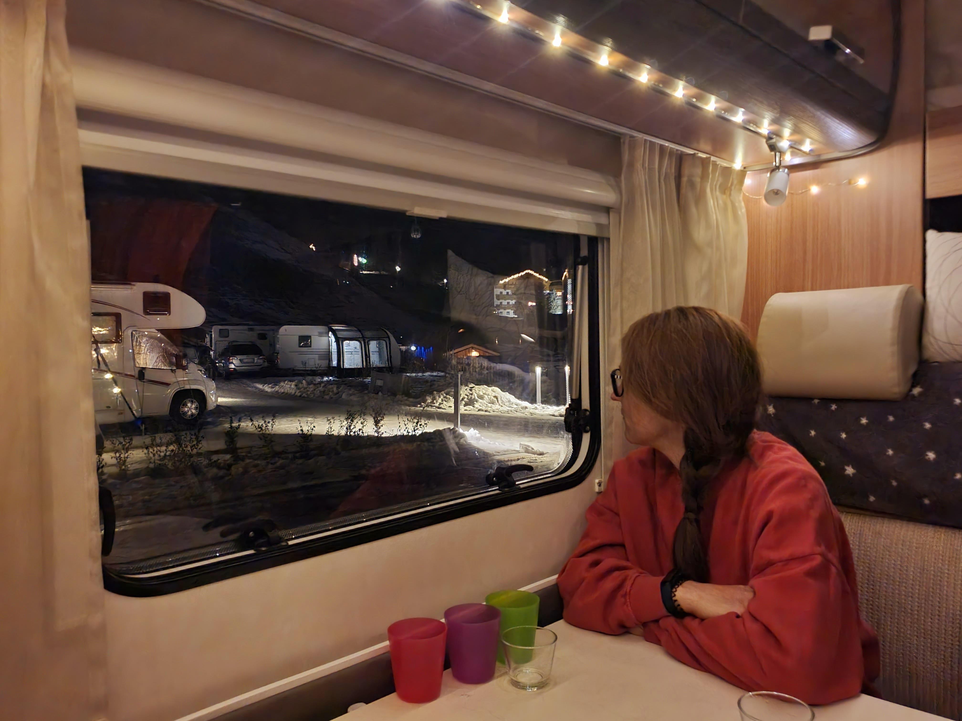 Blick vom Essplatz auf den winterlichen Campingplatz.