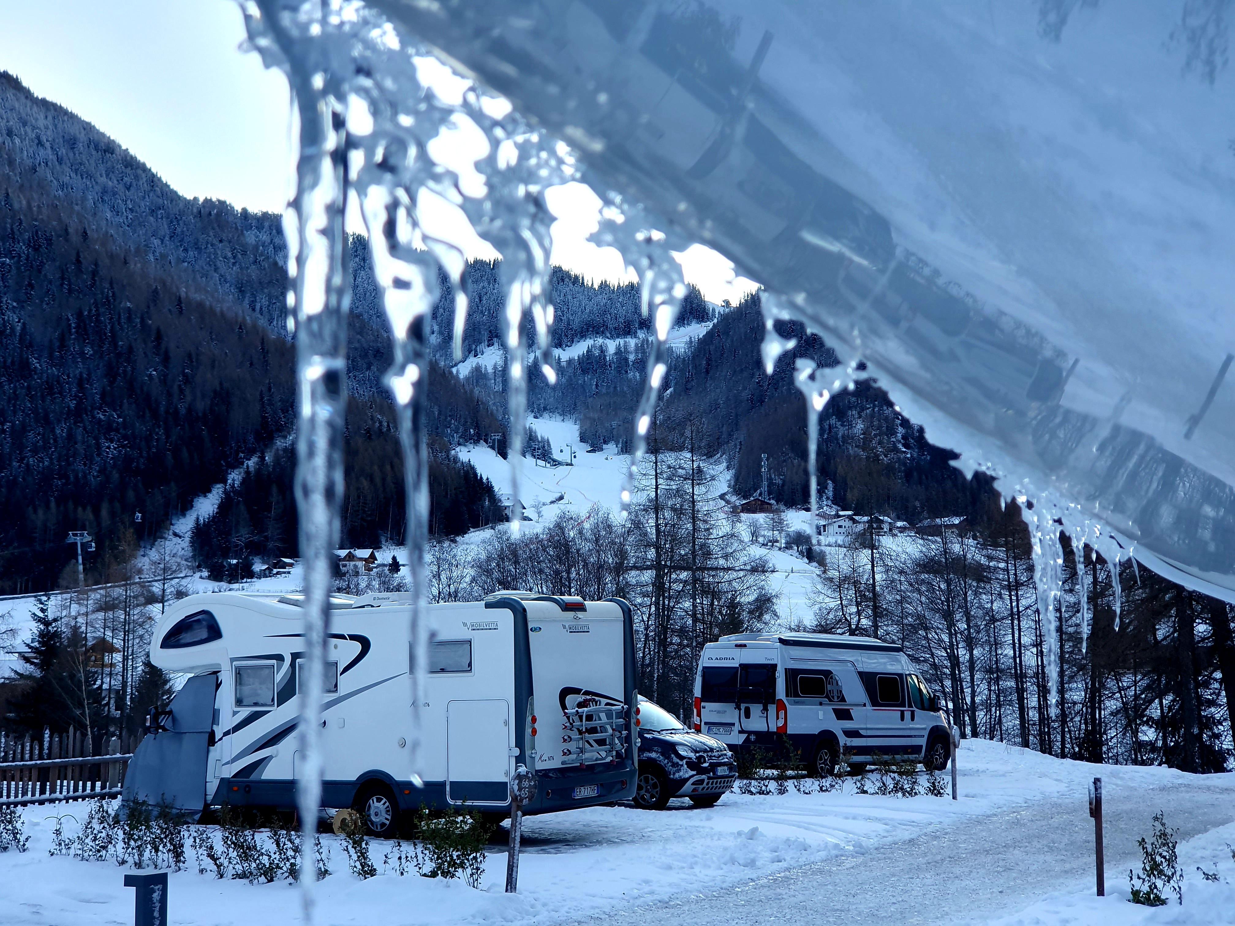 Am Alkoven des Wohnmobils sind Eiszapfen gewachsen.