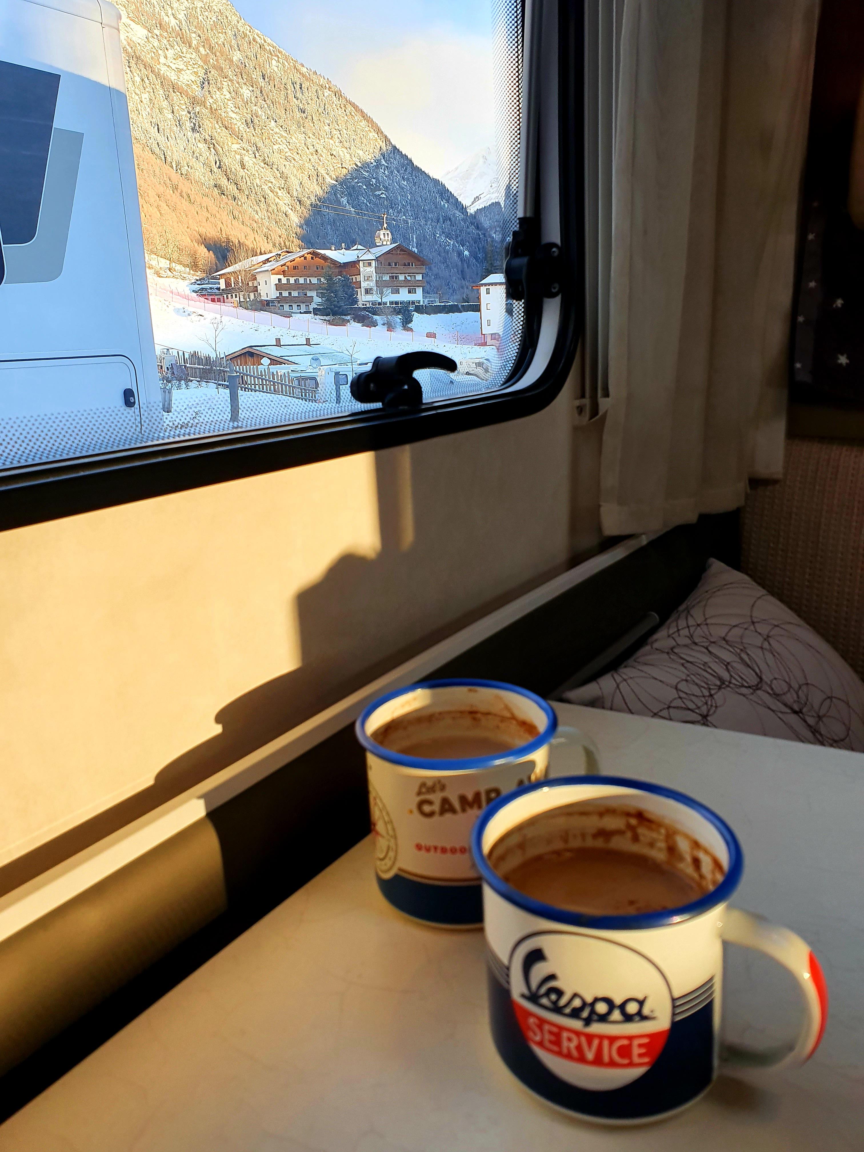 Die morgendliche Tasse Kaffee im Sonnenschein.