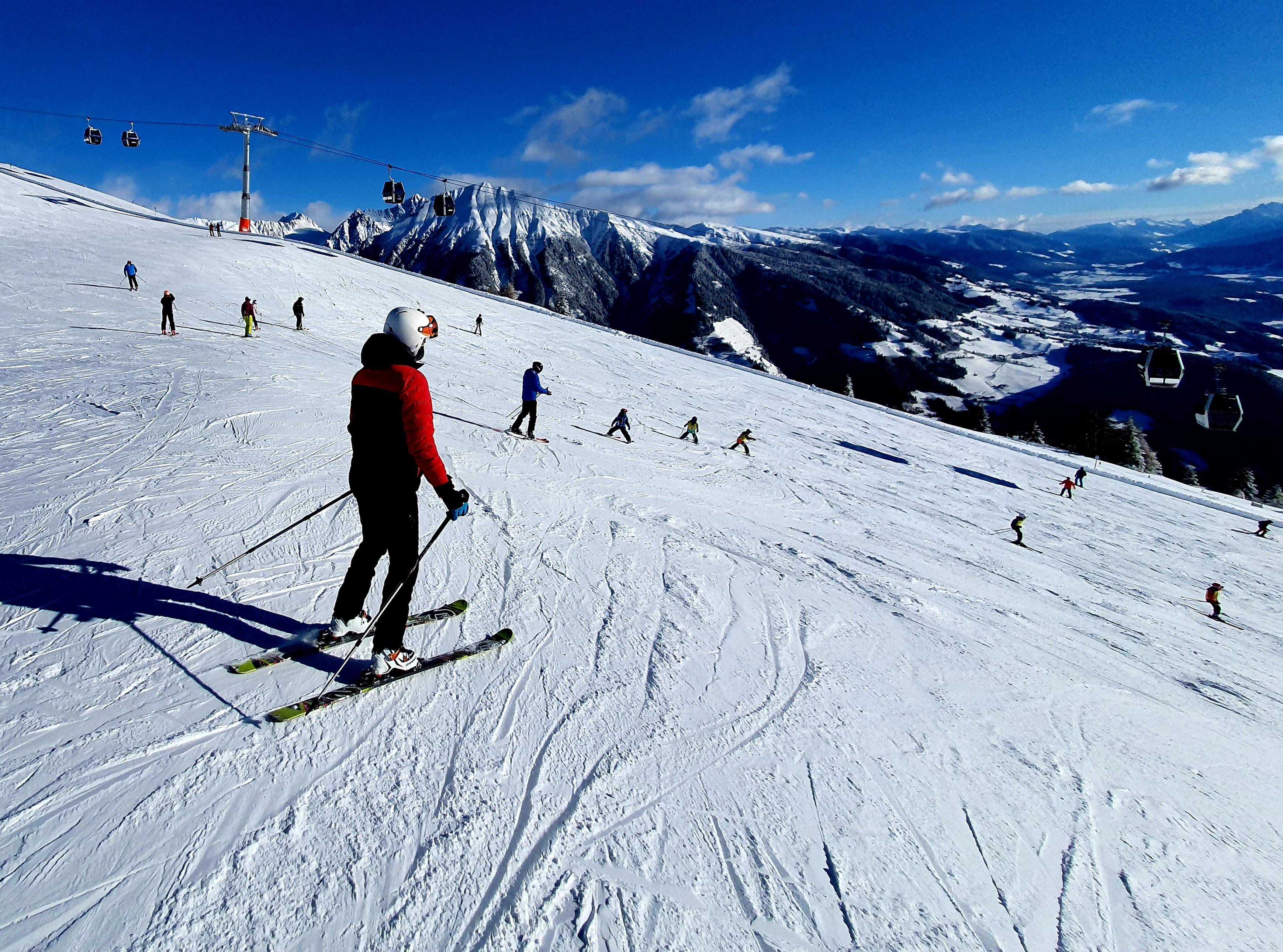 Pisten auf dem Gitschberg mit Blick weit ins Puster- und Eisacktal.