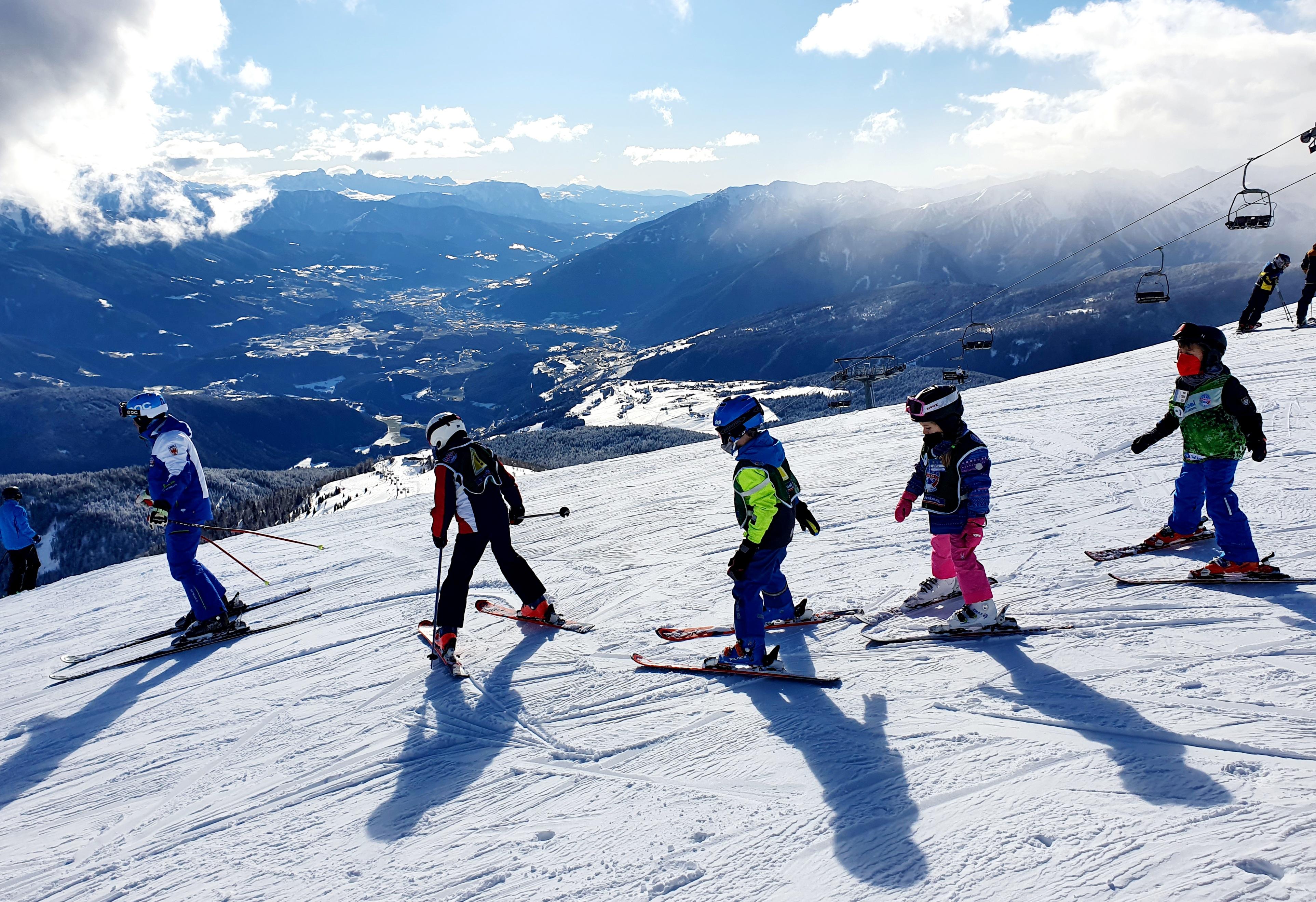 Hier oben üben Skilehrer mit den Kindern die Schwünge im Schnee.