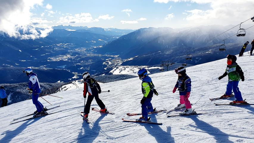 Hier oben üben Skilehrer mit den Kindern die Schwünge im Schnee.
