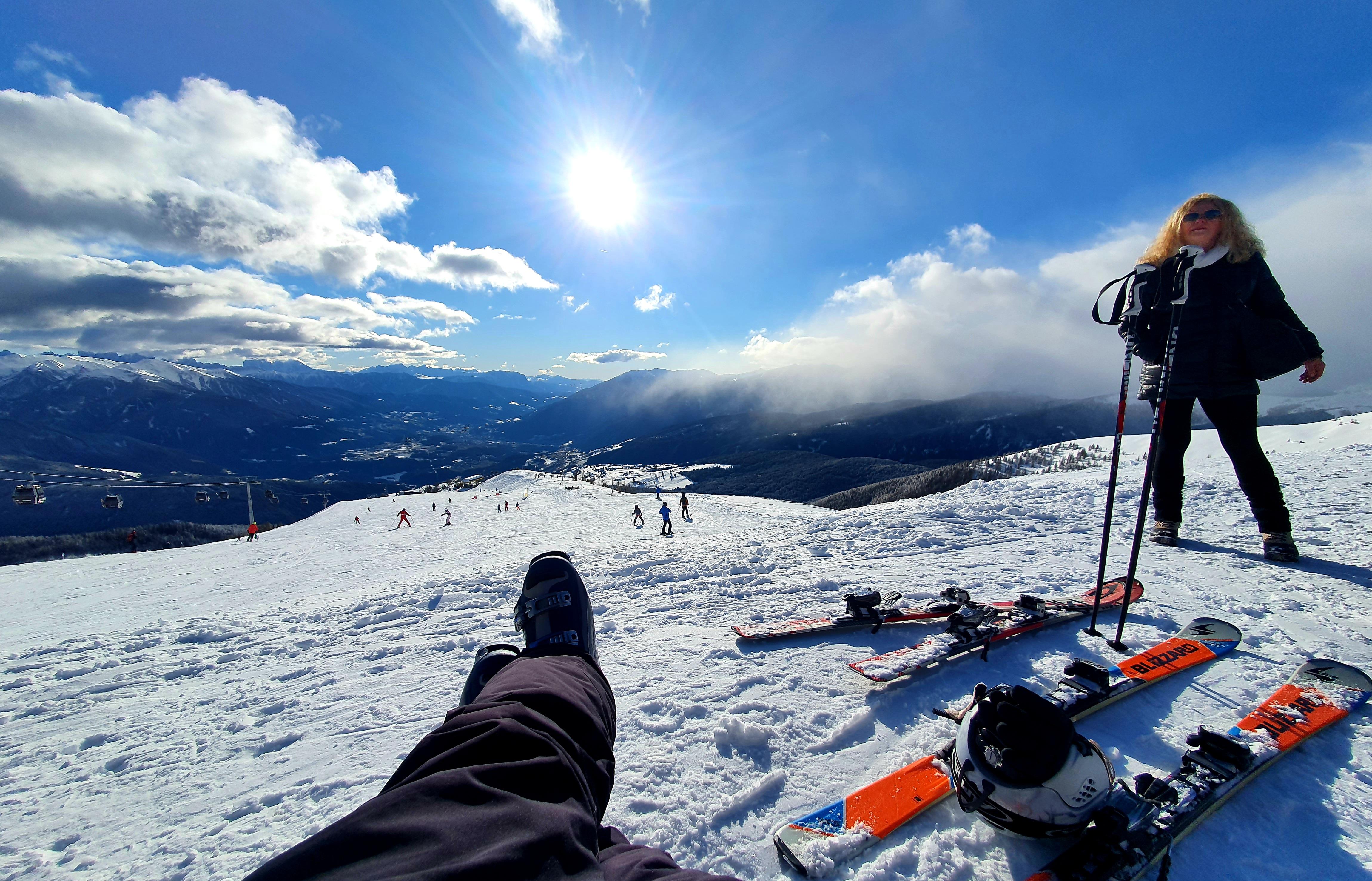 Pause auf einer Bank vor der Gitschhütte mit Blick ins Eisacktal über Brixen.