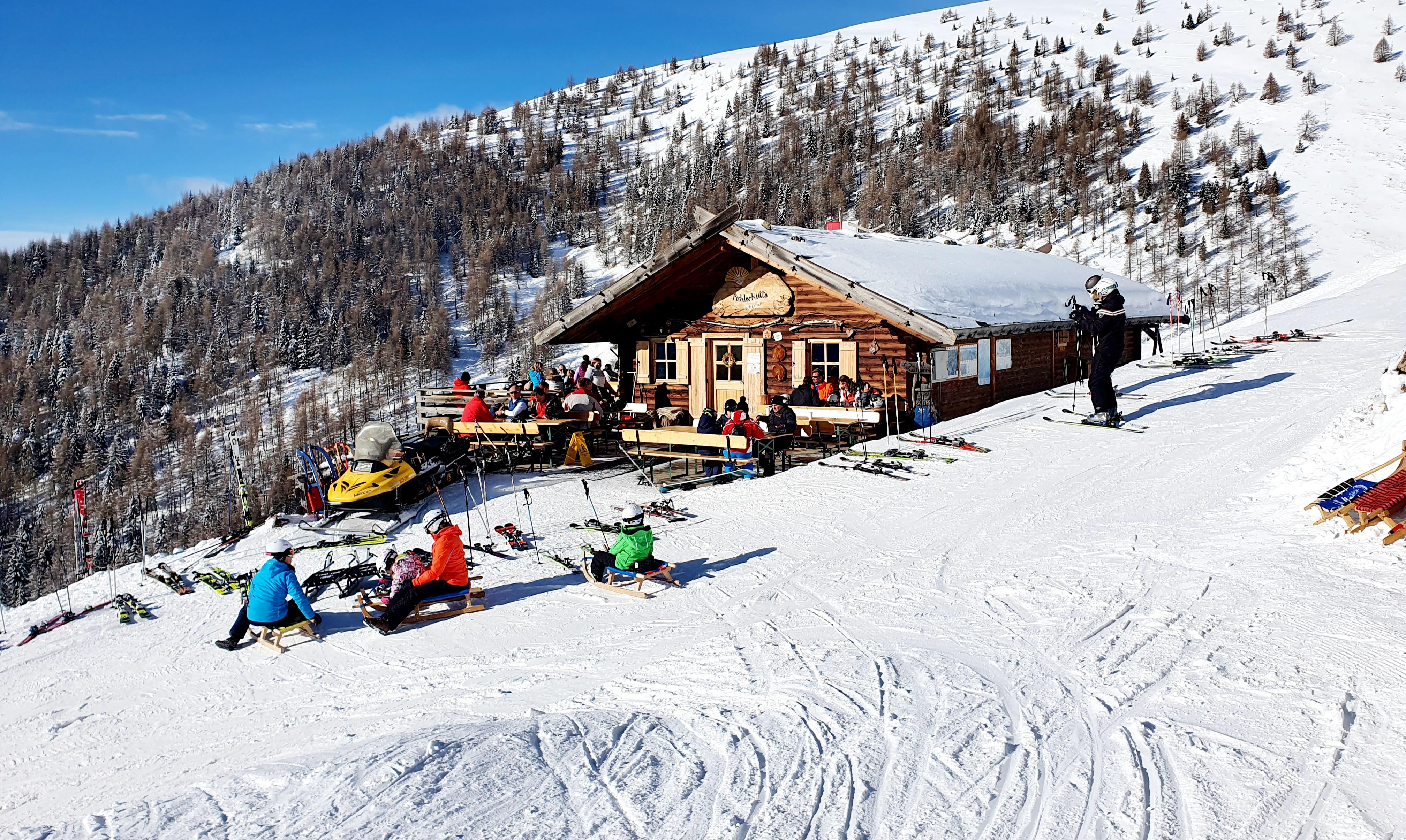 Die Rodler kommen an dieser Hütte vorbei und kehren natürlich zu Schlutzkrapfen ein.