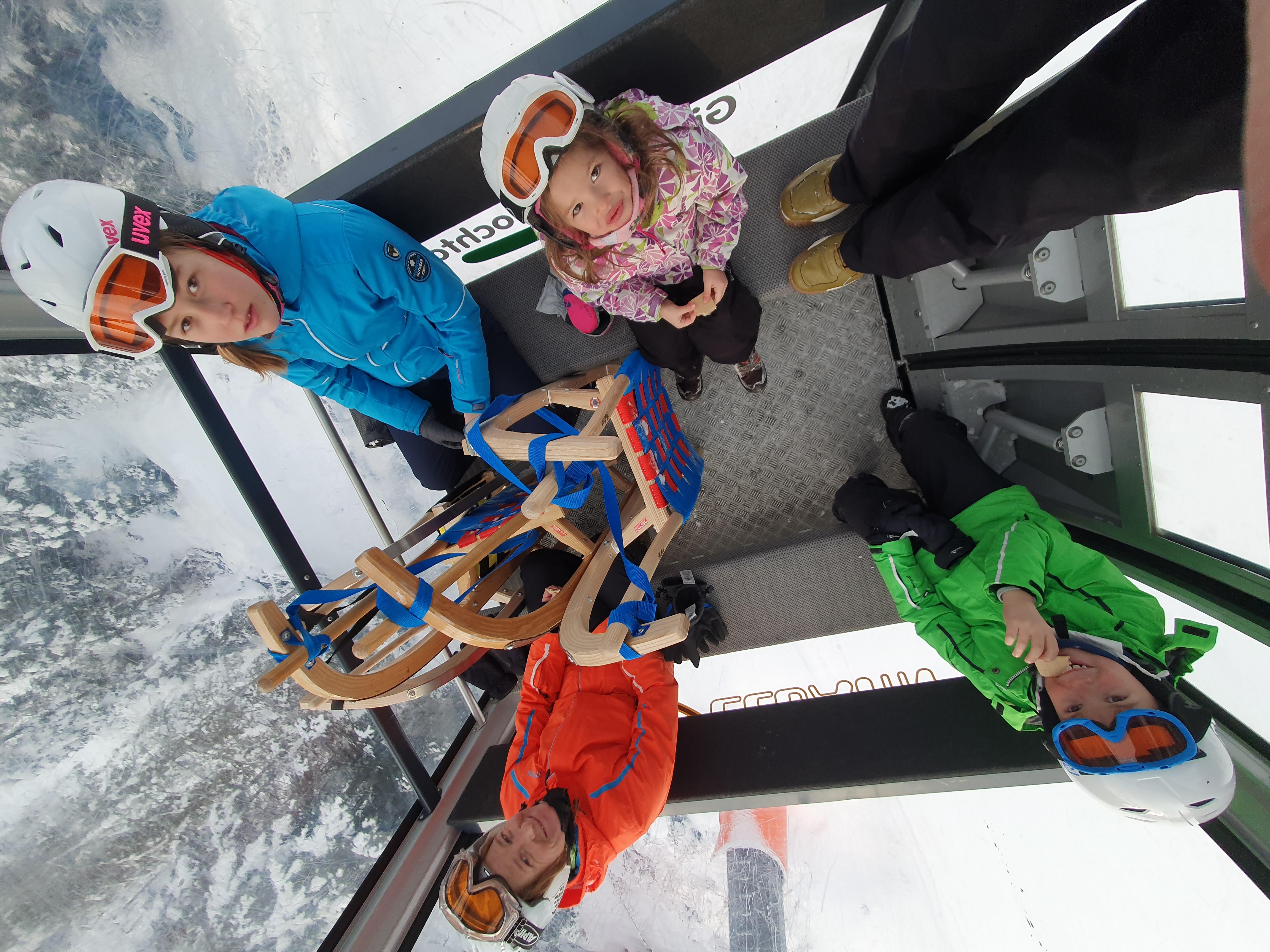 DIe Nesselbahn bringt die Rodler hinauf zur langen Rodelbahn.