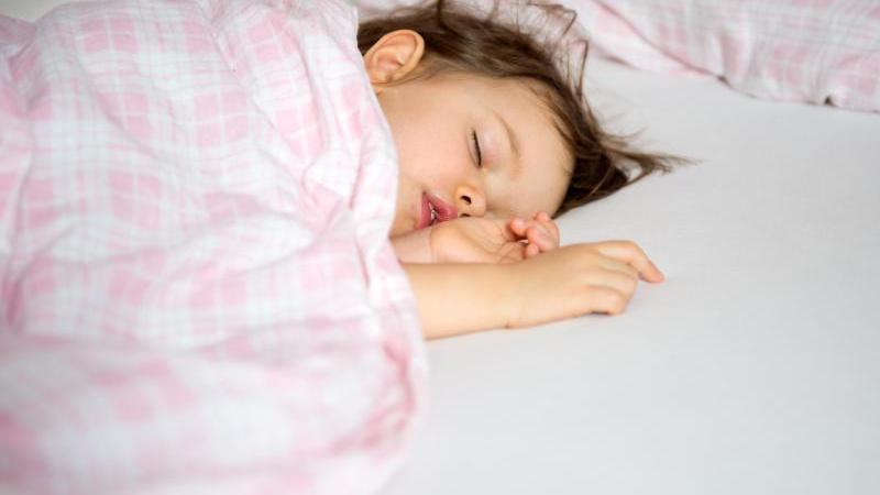 Viele Kinder schnarchen nachts. Kommt das häufig vor, sollte sich ein Kinderarzt oder eine Kinderärztin dies näher ansehen.