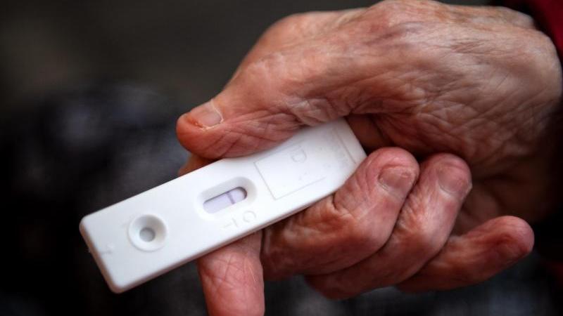 Mindestens 80 Prozent der angebotenen Corona-Schnelltests sind nach Angaben des Paul-Ehrlich-Instituts (PEI) auch zum Nachweis der Omikron-Variante geeignet. Mindestens 80 Prozent der angebotenen Corona-Schnelltests sind nach Angaben des Paul-Ehrlich-Instituts (PEI) auch zum Nachweis der Omikron-Variante geeignet.