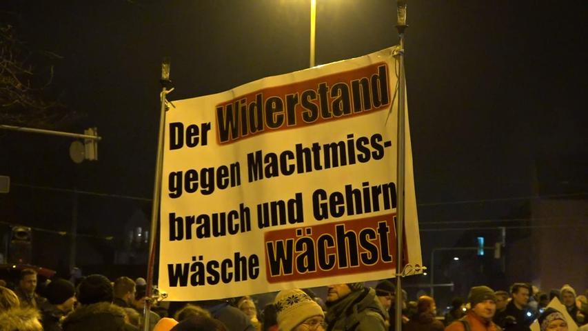 Der Demonstrationszug, der sich kurz nach 19 Uhr von der Äußeren Cramer-Klett-Straße aus in Bewegung setzte, zog über den Rathenauplatz, die Sulzbacher Straße, die Deichslerstraße, die Bartholomäusstraße und die Wöhrder Hauptstraße.
