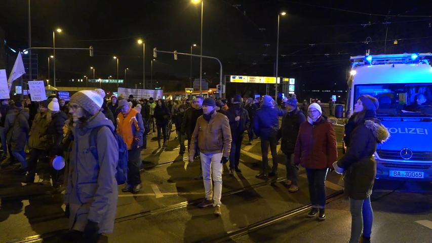 Gegen 21 Uhr endete die Versammlung wieder an der Äußeren Cramer-Klett-Straße. Ein Sprecher der Polizei meldete am Montagabend keine besonderen Vorkommnisse und sprach von einer weitgehend friedlichen Demonstration.