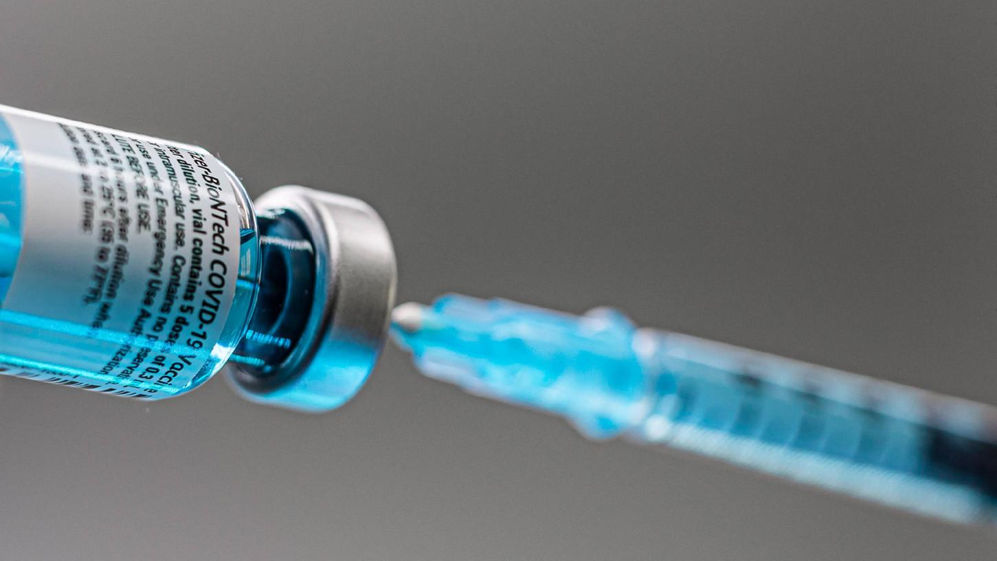 In Impfzentrum Ebersberg wurde abgelaufener Biontech-Impfstoff verabreicht. Zwei Mitarbeiter wurden daraufhin entlassen.
In Impfzentrum Ebersberg wurde abgelaufener Biontech-Impfstoff verabreicht. Zwei Mitarbeiter wurden daraufhin entlassen.