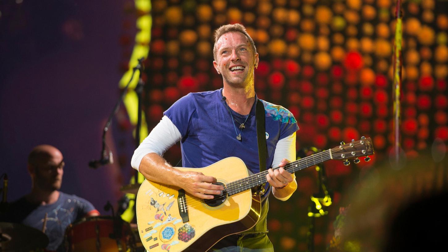 Chris Martin, Sänger der Band Coldplay, steht bei einem Konzert im Metlife Stadium auf der Bühne. 