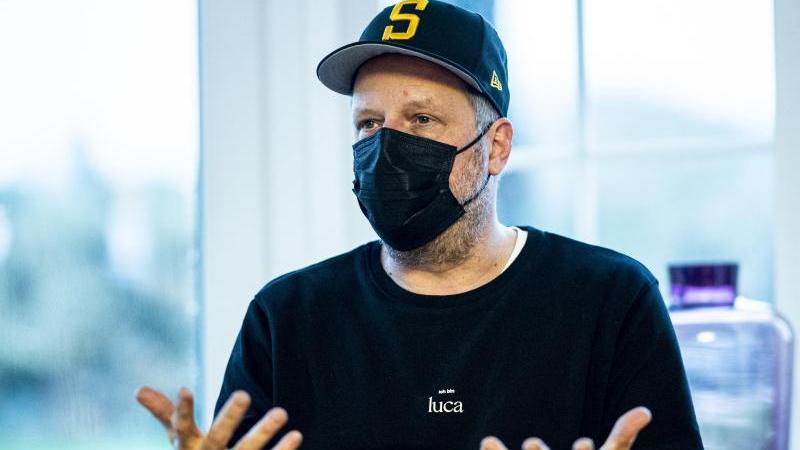 Rapper Smudo hat die von ihm mitentwickelte Luca-App gegen Kritik in Schutz genommen.
Rapper Smudo hat die von ihm mitentwickelte Luca-App gegen Kritik in Schutz genommen.