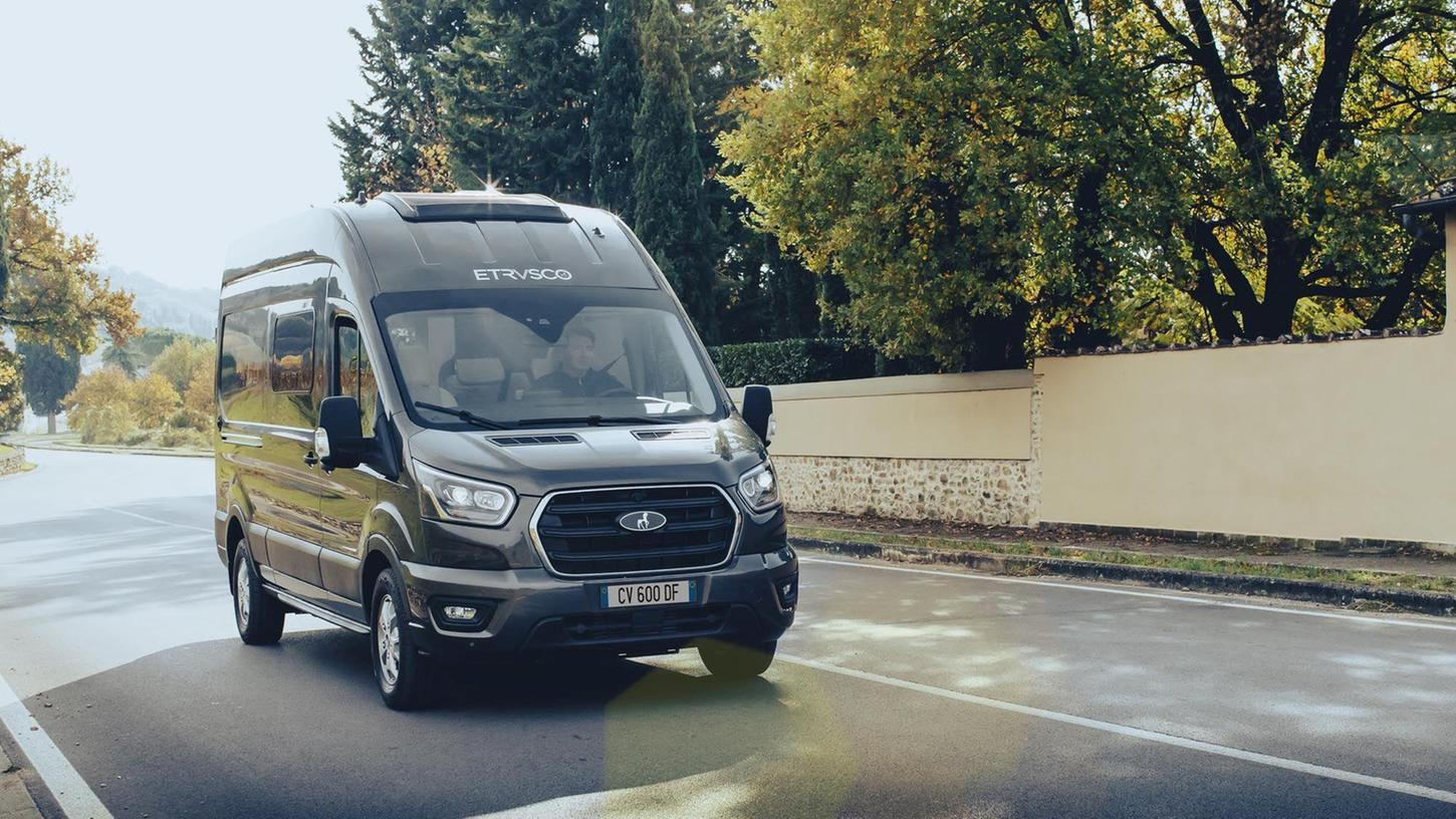 Ein Ford Transit als Kastenwagen-Basis für ein Hymer-(Etrusco)-Wohnmobil