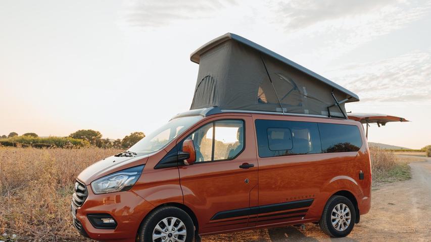 Ein Ford Transit Nugget Custom mit Klappdach - ideal auch als Hauptfahrzeug, da niedrig und kompakt.