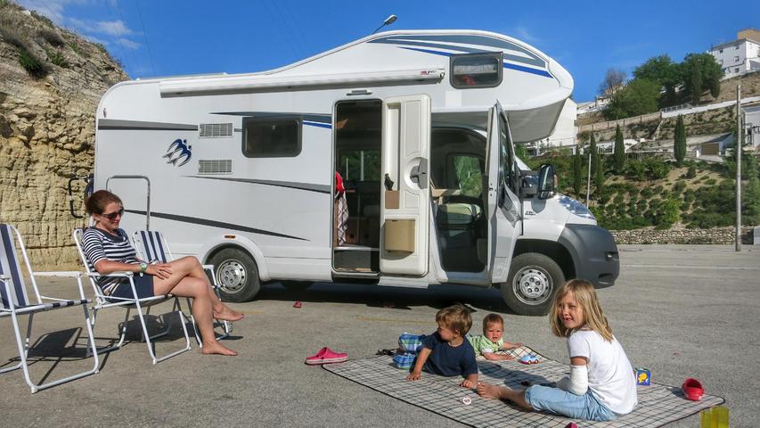 Der Klassiker unter den Womo-Basisfahrzeugen ist nach wie vor der Fiat Ducato, hier mit Familien-Grundriss Stockbett im Heck und Doppelbett im Alkoven.