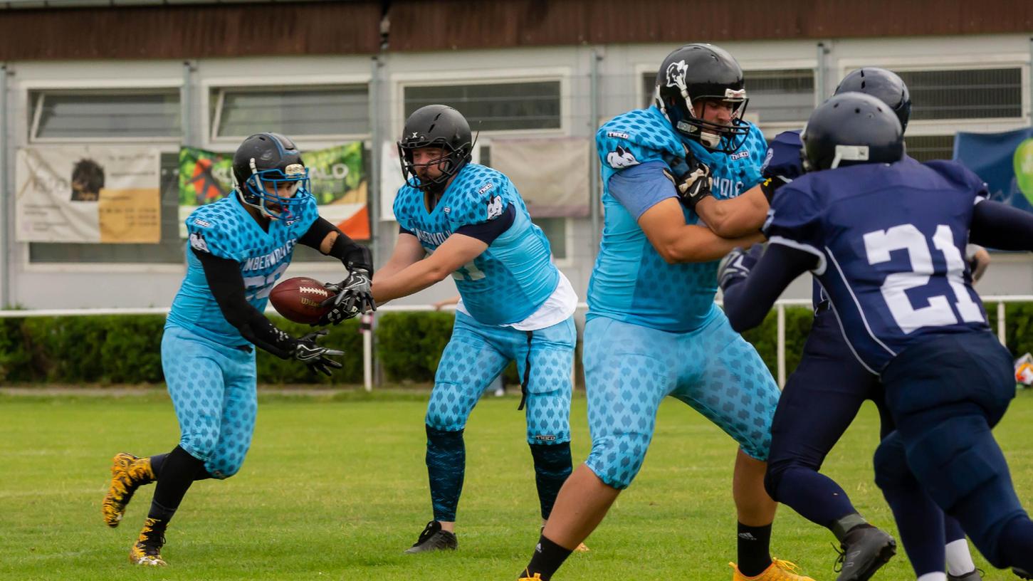 In diesen Farben (links, gegen die Erlangen Sharks) werden die Franken Timberwolves nicht mehr auflaufen. Das Nachfolge-Team Fürth Shamrocks will grün und das Kleeblatt in den Vordergrund stellen.
In diesen Farben (links, gegen die Erlangen Sharks) werden die Franken Timberwolves nicht mehr auflaufen. Das Nachfolge-Team Fürth Shamrocks will grün und das Kleeblatt in den Vordergrund stellen.