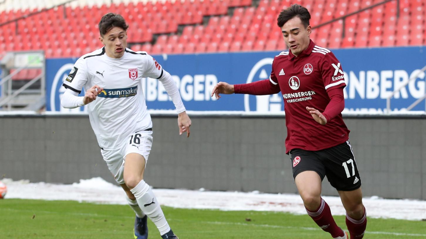Mutiger Einstand: Im Testspiel gegen Halle durfte Jens Castrop gleich sein Debüt im Club-Trikot geben.
Mutiger Einstand: Im Testspiel gegen Halle durfte Jens Castrop gleich sein Debüt im Club-Trikot geben.