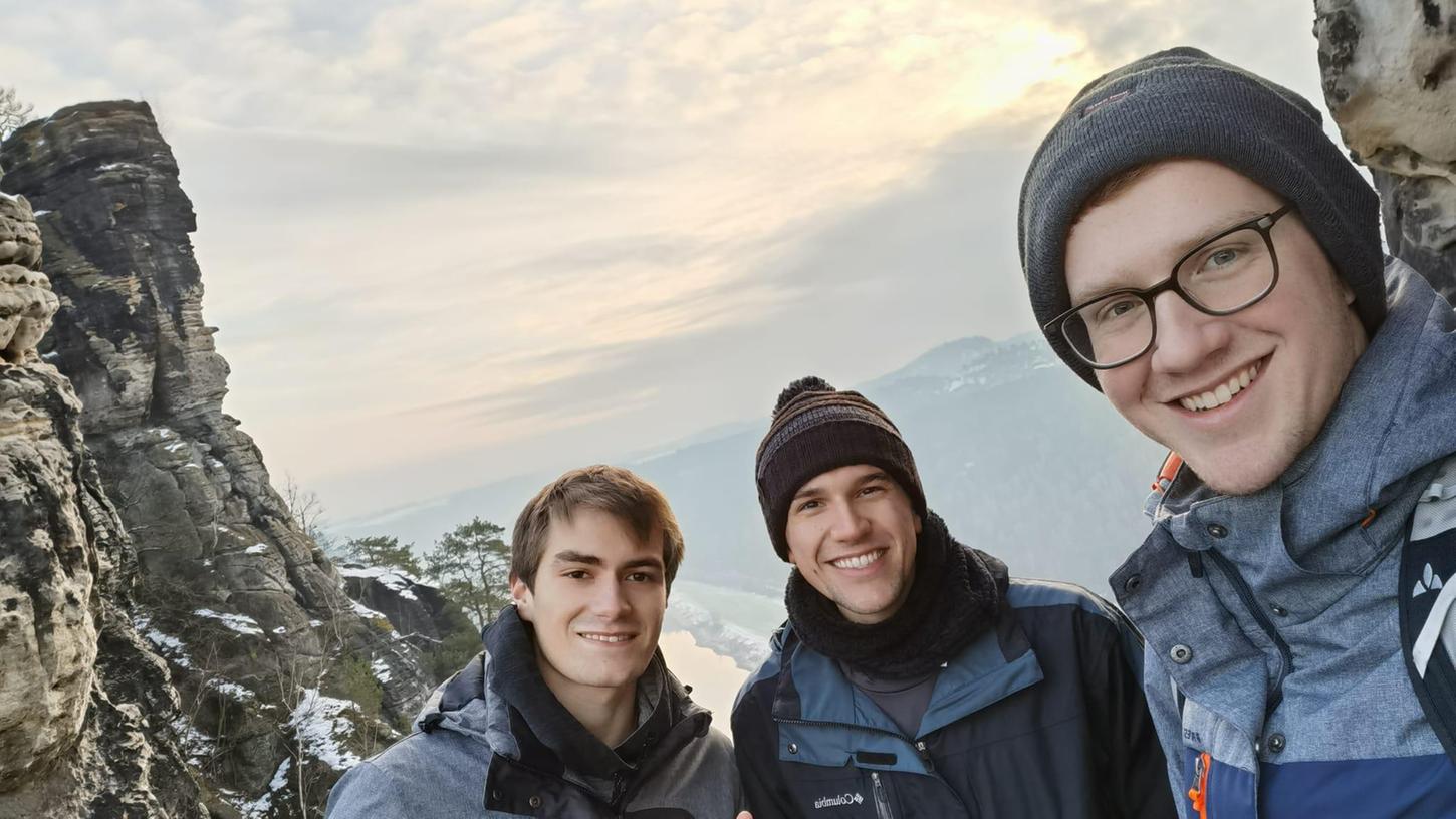 Sebastian Meyer (links) begleitete Erich Laux (Mitte) und Fabian Springer auf ihrer Reise nach Dresden und ins Elbsandsteingebirge. Das Erinnerungsfoto entstand auf der Basteibrücke.
