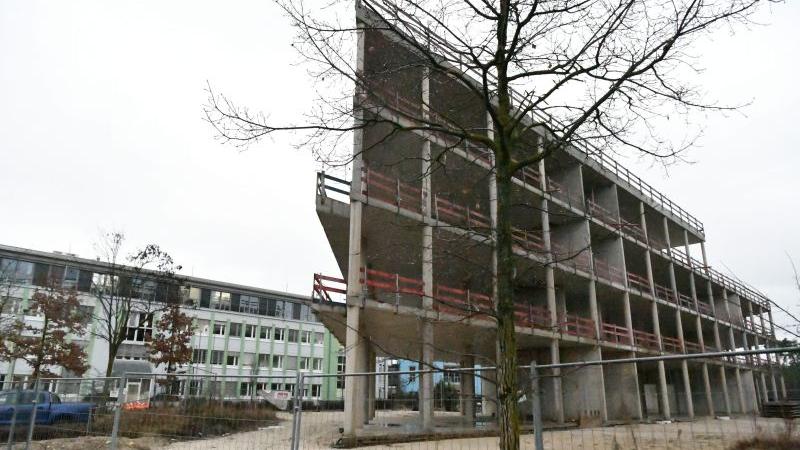 Es wird noch Monate dauern, bis der Bau des neuen Bionorica-Verwaltungsgebäudes fertiggestellt werden kann.
Foto Wolfgang Fellner
Es wird noch Monate dauern, bis der Bau des neuen Bionorica-Verwaltungsgebäudes fertiggestellt werden kann.
Foto Wolfgang Fellner