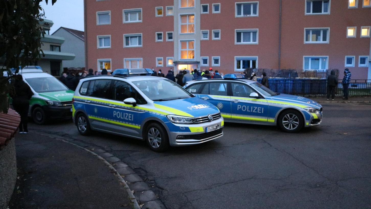 Mehrere Polizeistreifen und das USK waren einige Stunden nach der Tat vor Ort.
Mehrere Polizeistreifen und das USK waren einige Stunden nach der Tat vor Ort.