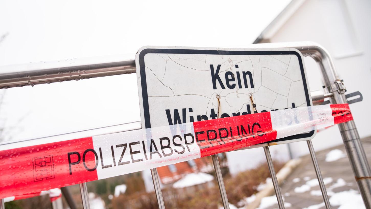 Vor dem Haus in Mistelbach, in dem ein 18-Jähriger zwei Menschen getötet haben soll, ist ein Absperrband der Polizei angebracht. Der inzwischen in Untersuchungshaft sitzende Tatverdächtige war nach Polizeiangaben mit der jugendlichen Tochter der Opfer zusammen. Wie nun bekannt wurde, wurde das erstochene Ehepaar offenbar im Schlaf überrascht. Vor dem Haus in Mistelbach, in dem ein 18-Jähriger zwei Menschen getötet haben soll, ist ein Absperrband der Polizei angebracht. Der inzwischen in Untersuchungshaft sitzende Tatverdächtige war nach Polizeiangaben mit der jugendlichen Tochter der Opfer zusammen. Wie nun bekannt wurde, wurde das erstochene Ehepaar offenbar im Schlaf überrascht.