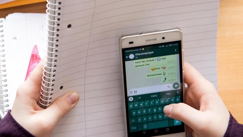 Eine Studie zeigt: Die Handynutzung bei Schülern ist in der Pandemie nicht immer ein Gewinn. Denn sie kann auch zu Lernrückständen führen. Eine Studie zeigt: Die Handynutzung bei Schülern ist in der Pandemie nicht immer ein Gewinn. Denn sie kann auch zu Lernrückständen führen.