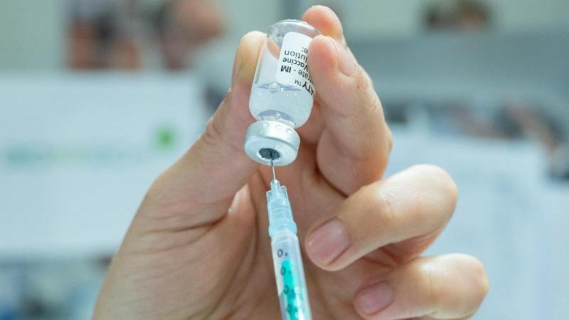 Bis zum Impfstart in den Apotheken werden noch etwa ein bis zwei Wochen vergehen. Die Impfstoffe müssen erst bestellt werden. Bis zum Impfstart in den Apotheken werden noch etwa ein bis zwei Wochen vergehen. Die Impfstoffe müssen erst bestellt werden.