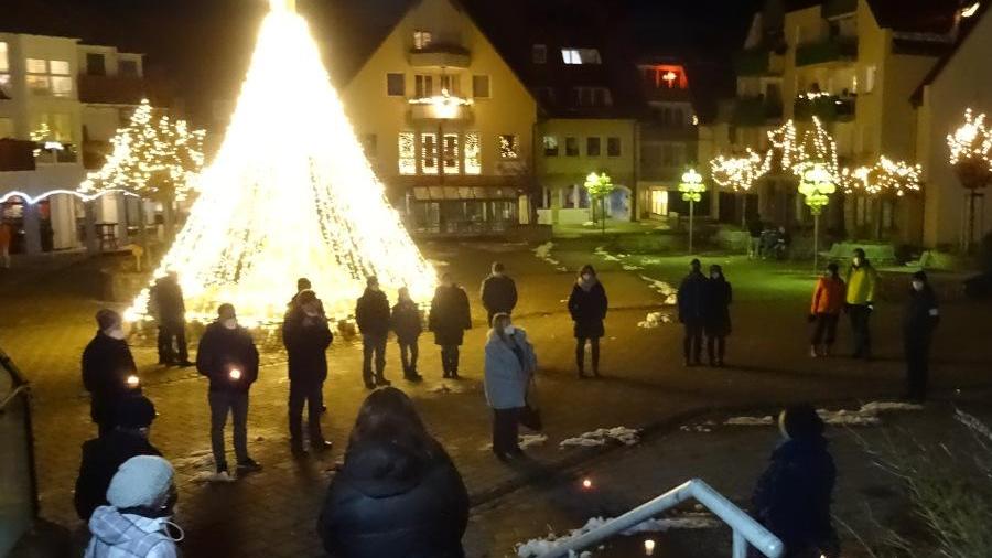 Mit einer Mahnwache gedachten am Montagabend (11. Januar 2022) rund 50 Menschen in Eckental vor allem der Corona-Opfer aus dem Landkreis Erlangen-Höchstadt.
Mit einer Mahnwache gedachten am Montagabend (11. Januar 2022) rund 50 Menschen in Eckental vor allem der Corona-Opfer aus dem Landkreis Erlangen-Höchstadt.