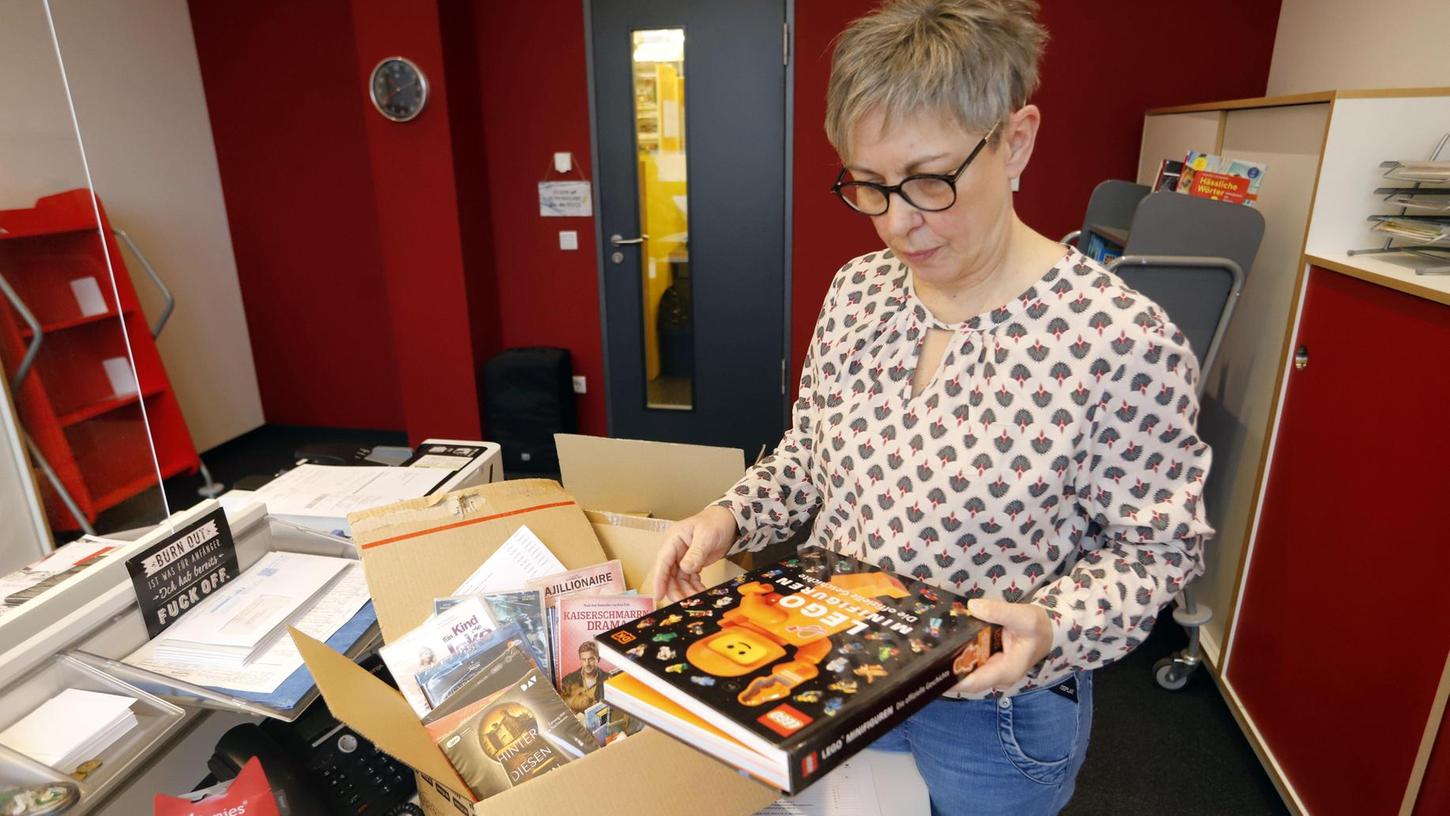„Das Auspacken der neuen Bücher macht total Spaß“, sagt Doris Koschyk, Leiterin der Stadtbücherei Forchheim.
