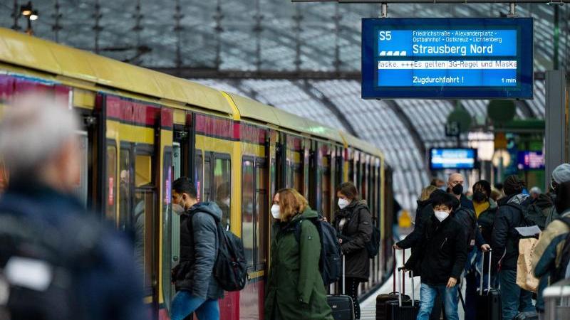 Die Mehrheit der Menschen in Deutschland kann sich einer Umfrage zufolge einen Umstieg vom Auto auf öffentliche Verkehrsmittel oder aufs Fahrrad vorstellen. Es fehlen jedoch wichtige Anreize. Die Mehrheit der Menschen in Deutschland kann sich einer Umfrage zufolge einen Umstieg vom Auto auf öffentliche Verkehrsmittel oder aufs Fahrrad vorstellen. Es fehlen jedoch wichtige Anreize.